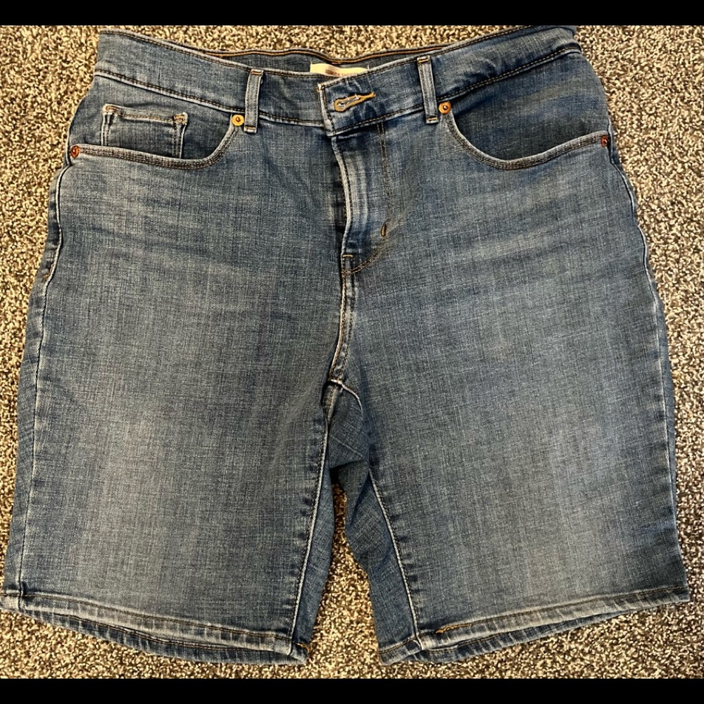 Levi Bermuda Shorts Size 28